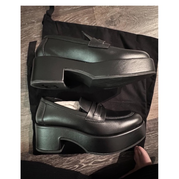 CHANEL loafers!! Amazing deal. Worn once minimal wear no sign of wear on leather - Picture 5 of 6